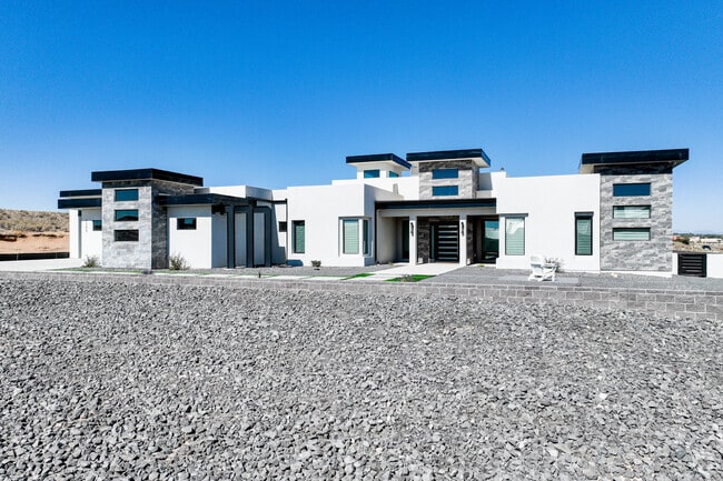 Many residents enjoy Rio Rancho for the access to larger lots to build custom homes.