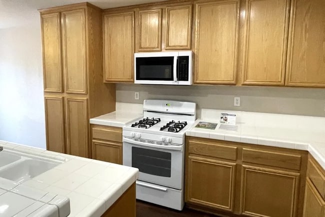 45317 Stadium Ln, Lancaster, CA 93535 - photo 2