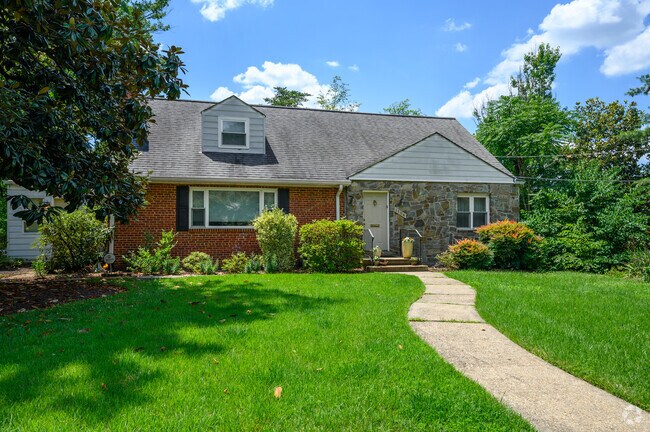 Ranch style homes can be found throughout Marumsco Hills.