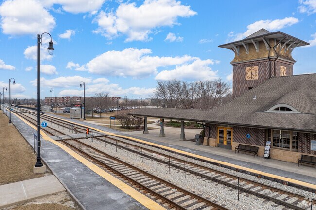 Oak Hills residents have quick access to the Metra and Downtown Chicago.