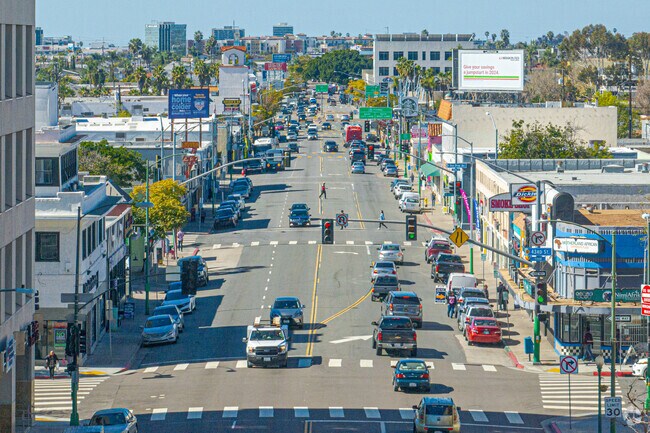 University Avenue is the main commercial district of Castle.