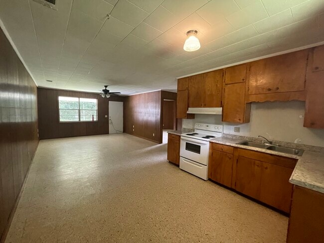 211 Godwin Ln unit 211, Glennville, GA 30427 - photo 3