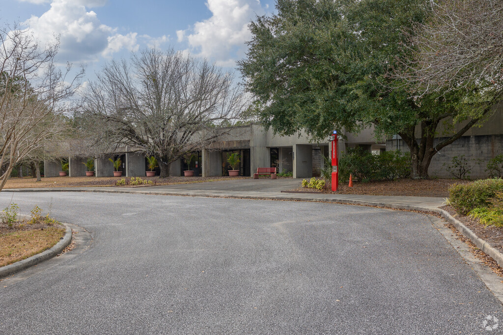 Berkeley County Middle College High School has pick, drop off, and parking in Moncks Corner.