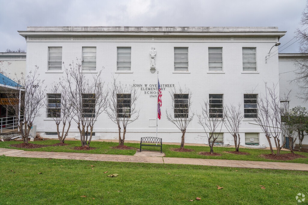 Overstreet Elementary School in Starkville, Mississippi, currently enrolls approximately 303 fifth-grade students, with a student-teacher ratio of 12:1.