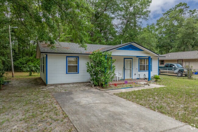 Cottages in Duval and Eagle Eyes show off their Florida Gator spirit.