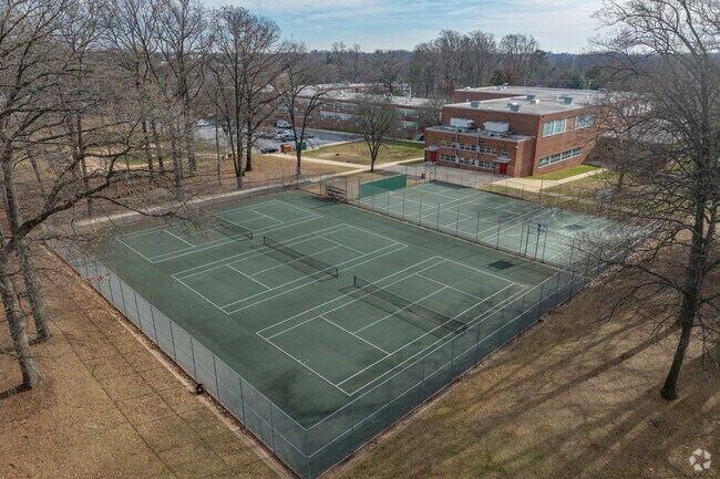 There are multiple fenced tennis and basketball courts at Sudbrooke Magnet Middle School.