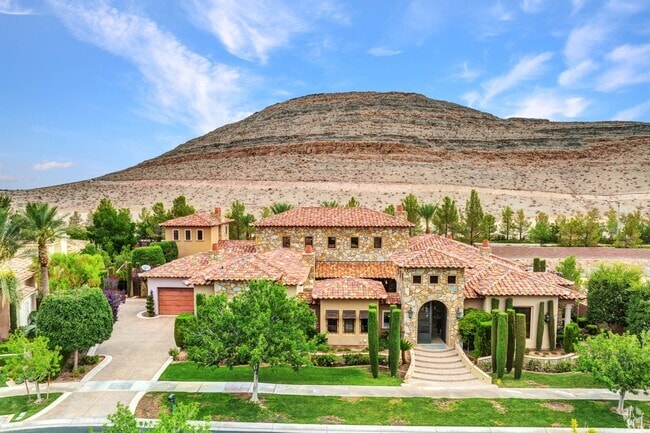 In Southern Highlands, some of the houses are situated on the ridge of the monutain.