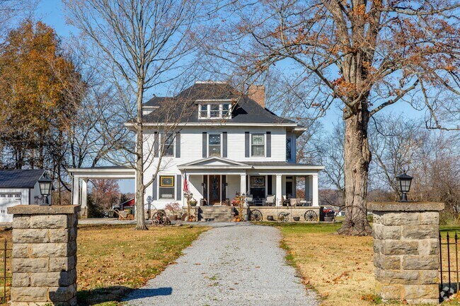 Colonial farmhouses can be found in the city of Orlinda.