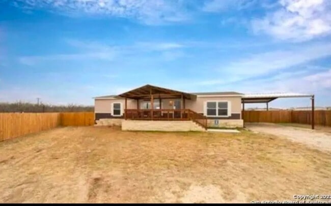 70 Gallinas Crk Rd, Pleasanton, TX 78064 - photo 2