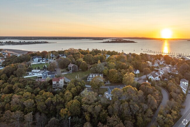 The sun sets on another beautiful day in Strawberry Hill.