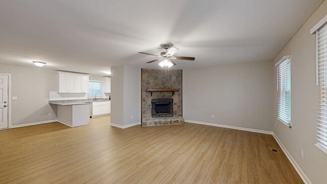 410 Freestone Dr, Newnan, GA 30265 - photo 2