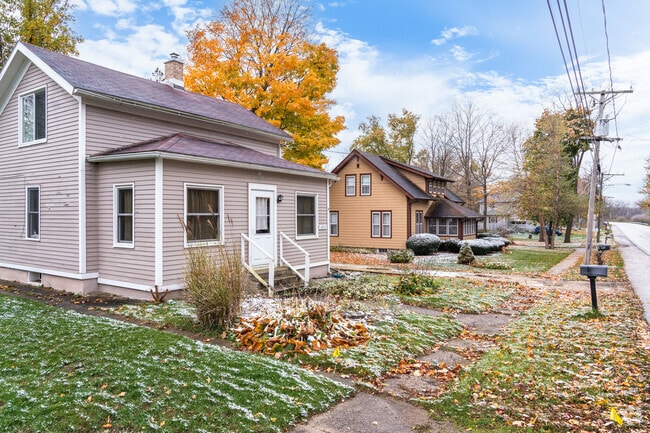 You can find many older homes with more intimate yards in the center of the Alden neighborhood.