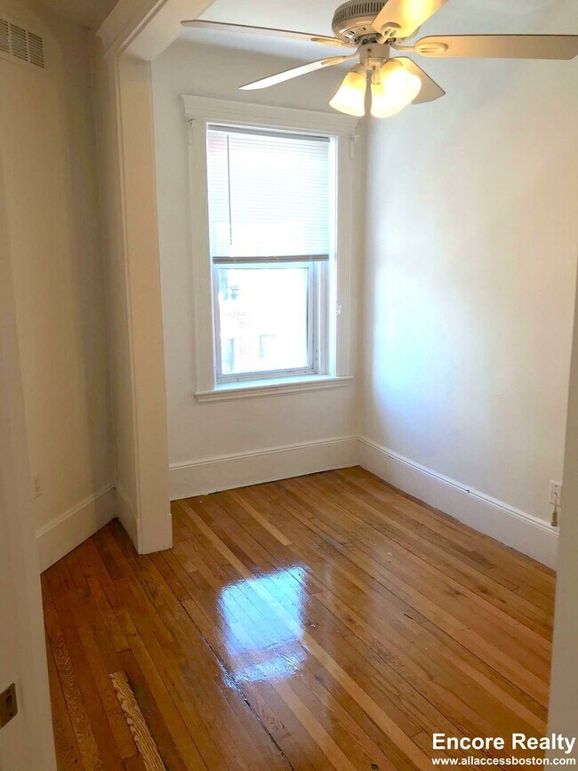 26 Hemenway St unit 12, Boston, MA 02115 - photo 7