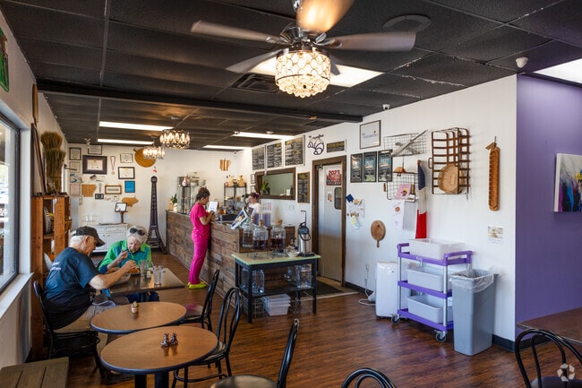 Those living in the Pinnacle Valley area have many great breakfast dining options.