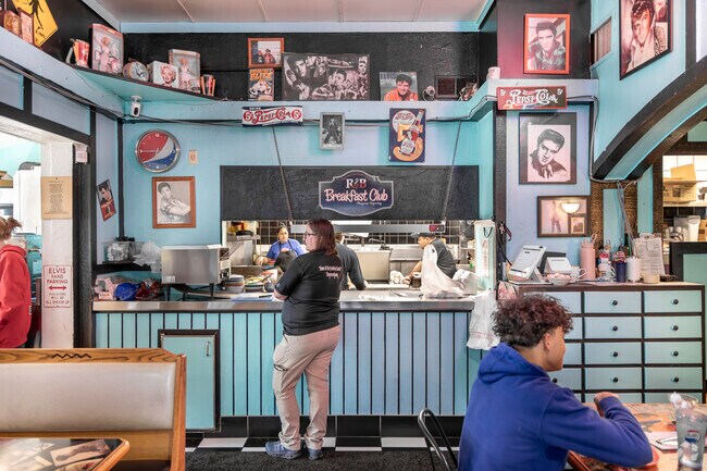 R&B Breakfast Club near Mountview Park draws crowds for breakfast burritos.