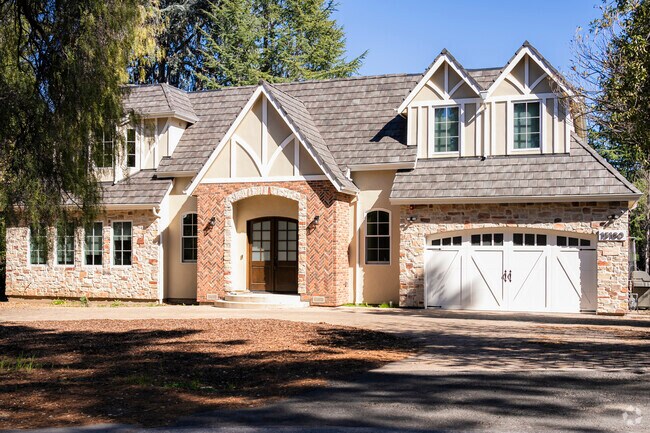 These stunning estates in Glen Una provide a private retreat while being just minutes away from world-class dining and shopping.