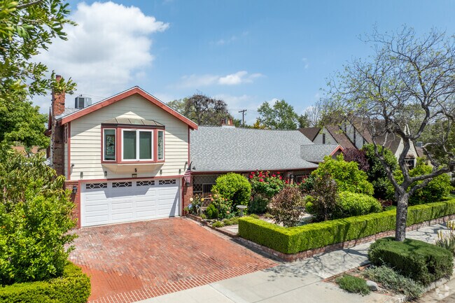 There is plenty of beautiful architecture around Magnolia Park.