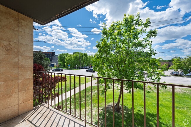 Standard 2BR, 1BA - 900SF - Balcony