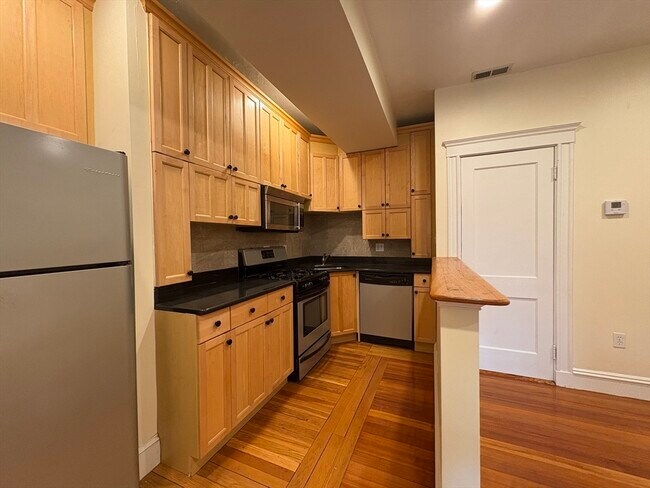 91 Winthrop Rd unit 1, Brookline, MA 02445 - photo 6