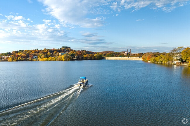 Indian Lake is located on the south side of the neighborhood.