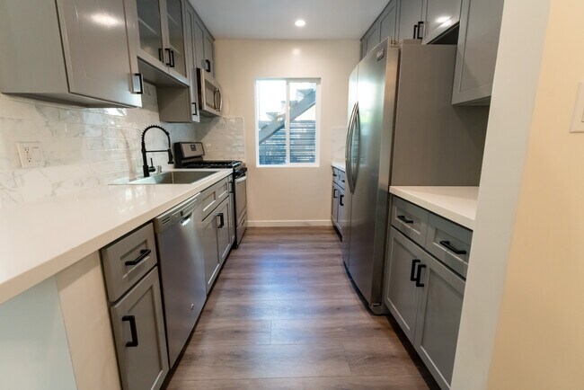 521 N Flores St, West Hollywood, CA 90048 - photo 7