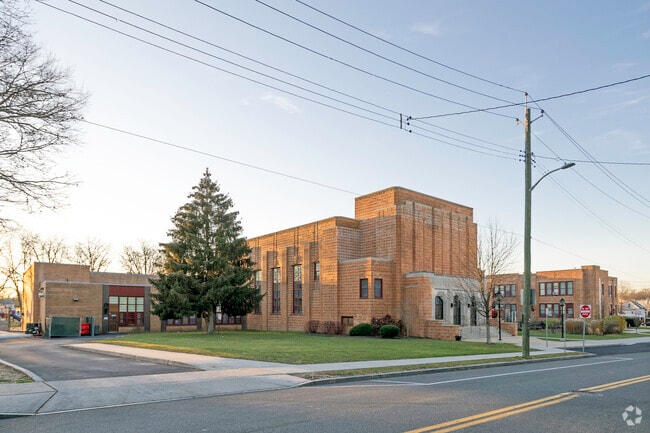 Jefferson Elementary School has 458 students in grades K-5,