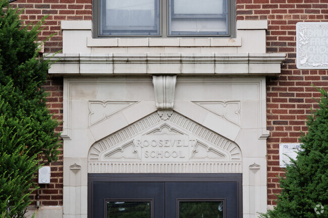 Roosevelt Elementary School gets an overall grade of B from Niche.
