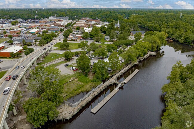 Along the Waccomaw River is Conway Riverwalk Park that is a relaxed waterfront path and park.