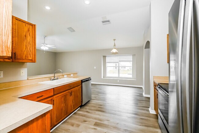 1217 Barclay Wood Dr, Ruskin, FL 33570 - photo 7