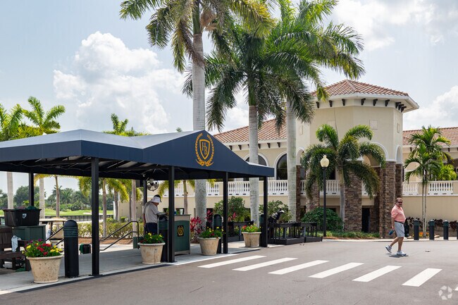 Heritage Bay Golf & Country Club has a bag drop, restaurants, cafes, and fitness center.