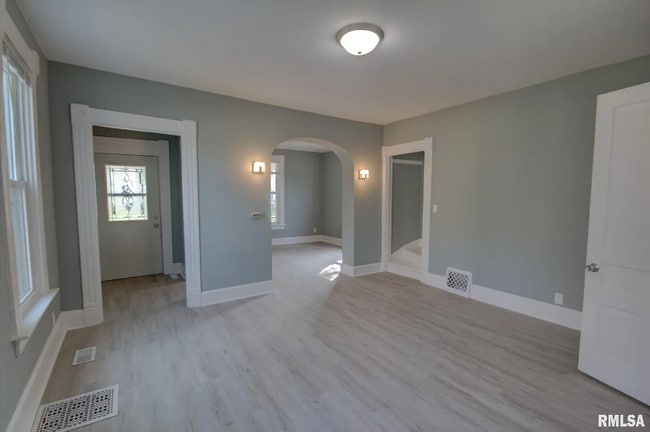 2312 W 1st St, Davenport, IA 52802 - photo 2