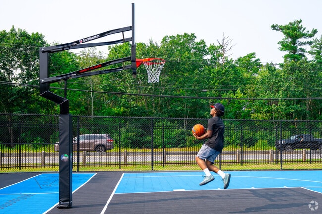Residents can play basketball at the nearby Hedgehog Park.