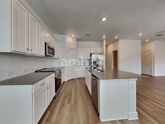 37963 Dusty Saddle Ln, Zephyrhills, FL 33541 - photo 4