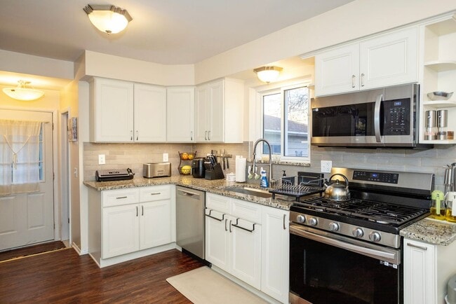 28115 Little MacK Ave, Saint Clair Shores, MI 48081 - photo 3