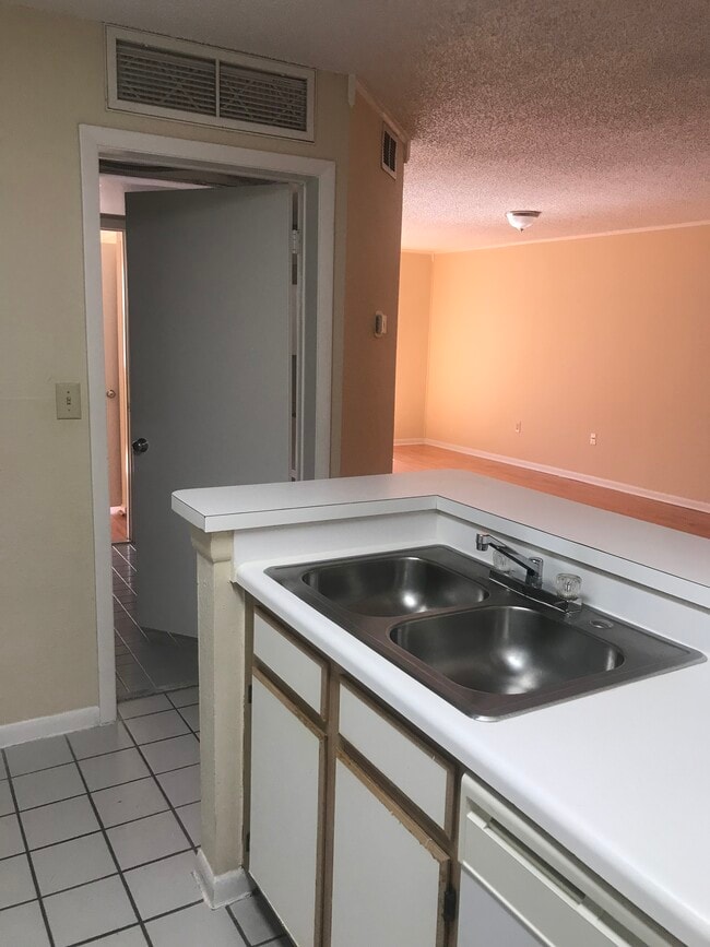 2871 N Oakland Forest Dr unit 209, Oakland Park, FL 33309 - photo 3