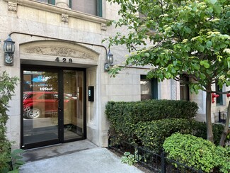 431 W Roscoe St, Chicago, IL 60657