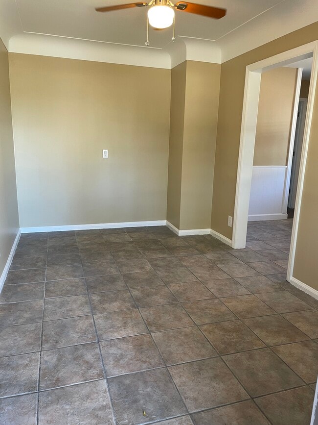 26095 E Huron River Dr unit B, Flat Rock, MI 48134 - photo 2