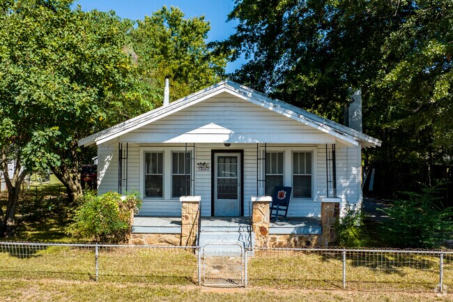 National Style bungalows add to the historic charm of Lincoln Mill District.
