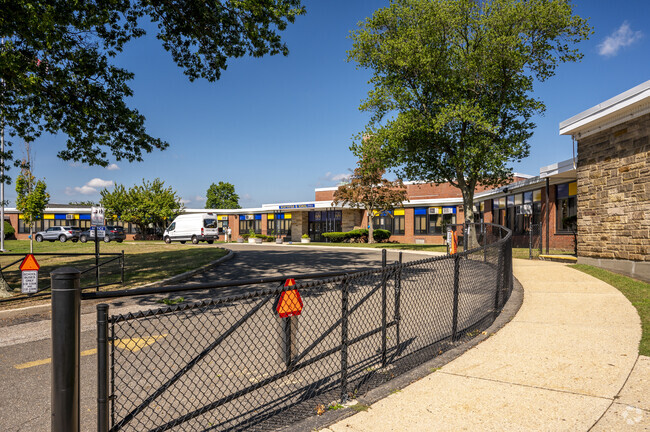 Northside Elementary School has 429 students in grades K-5 with a student-teacher ratio of 11:1.