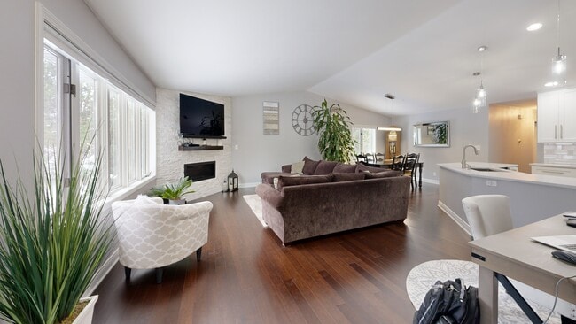 1525 S Calhoun Rd, New Berlin, WI 53151 - photo 3