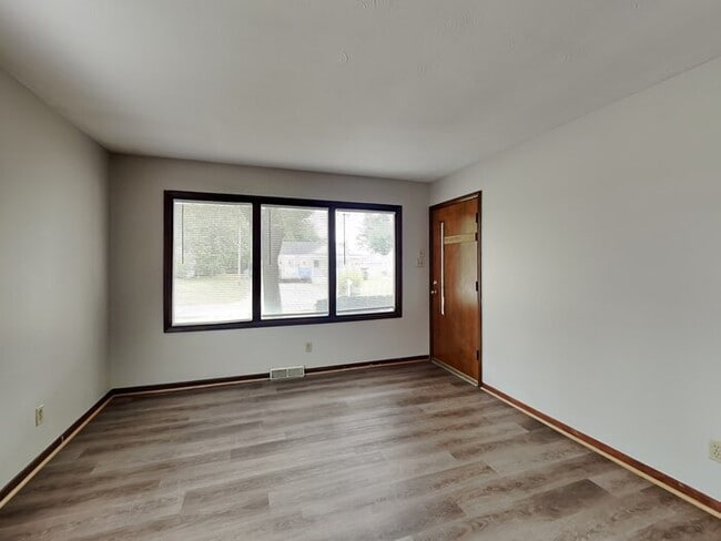 132 W Old S St, Bargersville, IN 46106 - photo 2