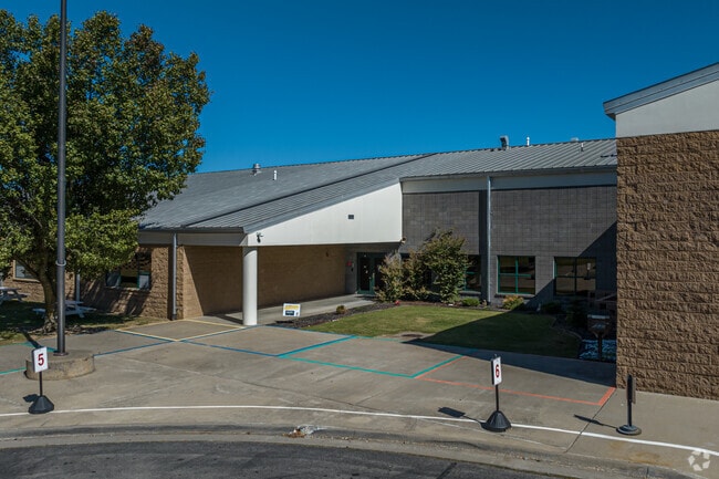 Holcomb Elementary School has 643 students in grades kindergarten through fourth.