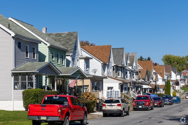 Rows of Toy Town homes vary in style but are close together.