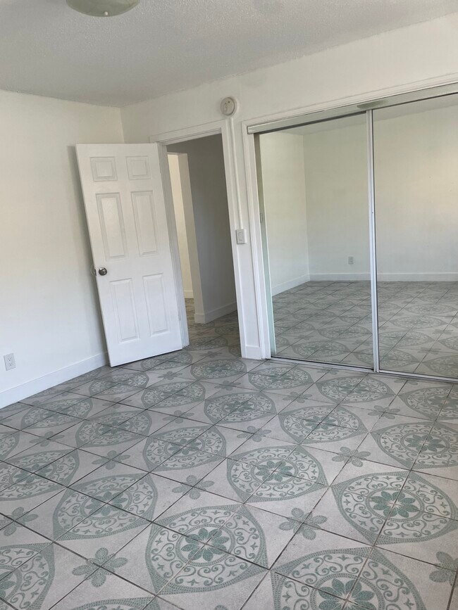 711 W 81st St, Los Angeles, CA 90044 - photo 3