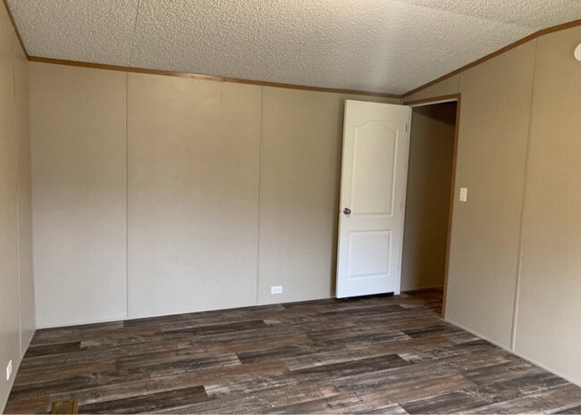 311 NE Burgess St, Topeka, KS 66608 - photo 4