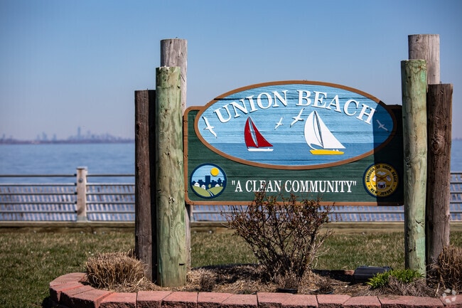 Union Beach offers quiet views of the ocean.