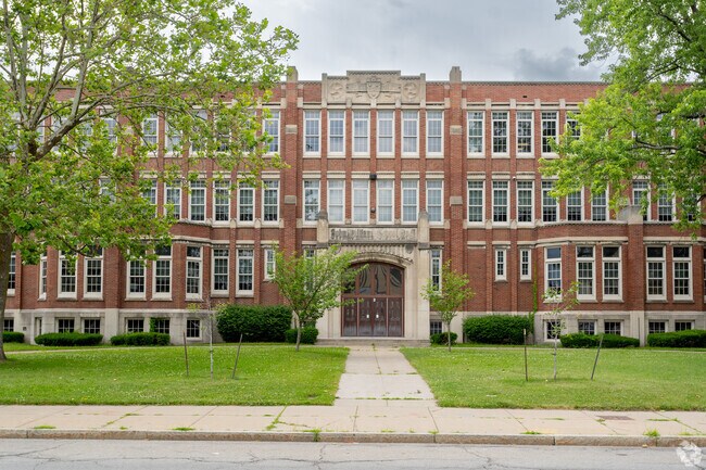 John Williams School 5 has a student teacher ratio of 11 to 1.