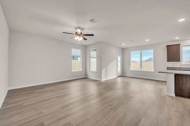 905 James Parker Cir, Killeen, TX 76542 - photo 2