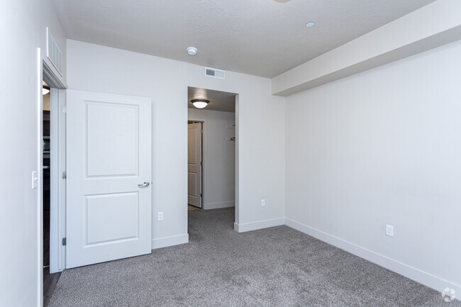 2BR, 2BA - 989SF - Primary Bedroom
