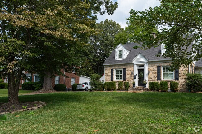 Cute cottages and bungalows are common home styles in Cruse.
